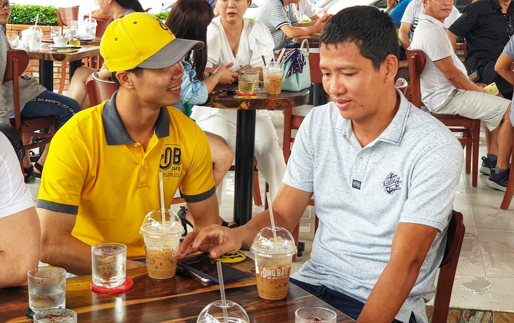 Anh Đức và Công Phượng cùng có mặt tại ngày khai trương. Công Phượng cho biết anh đã được đào tạo và trưởng thành từ vùng đất cao nguyên nên cà phê đã trở thành thức uống không thể thiếu mỗi ngày. Hiện Công Phượng đã mở quán cà phê Ông Bầu để cùng các ông bầu bóng đá mang cà phê thật đến cho mọi người. “Cà phê thật cũng như bóng đá sạch – Tôi cũng muốn làm như thế”, Công Phượng nói.