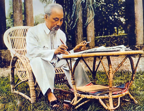Bác Hồ, vị lãnh tụ muôn vàn kính yêu luôn ở trong tâm khảm mỗi người con đất nước. (Ảnh: donghoi.edu.vn)