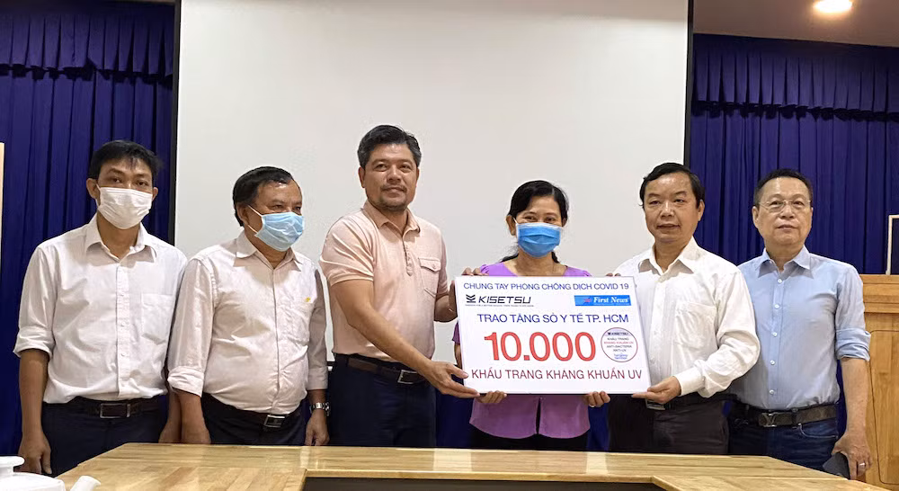 First News và Trúc Quang đã trao tặng 20.000 khẩu trang kháng khuẩn - UV