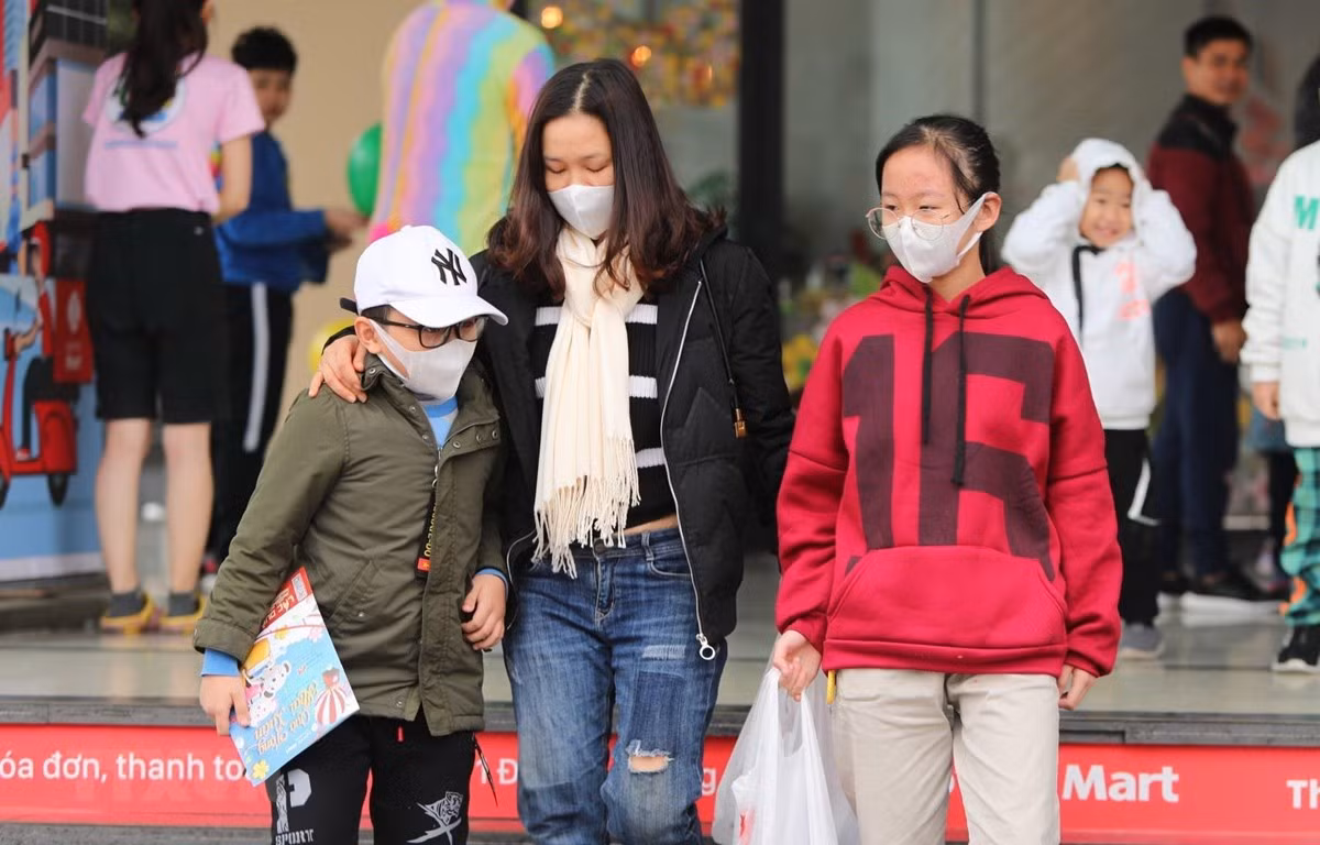 Người dân Hà Nội đeo khẩu trang phòng chống dịch virus corona. (Ảnh: Thành Đạt/TTXVN) Người dân Hà Nội đeo khẩu trang phòng chống dịch virus corona. (Ảnh: Thành Đạt/TTXVN)