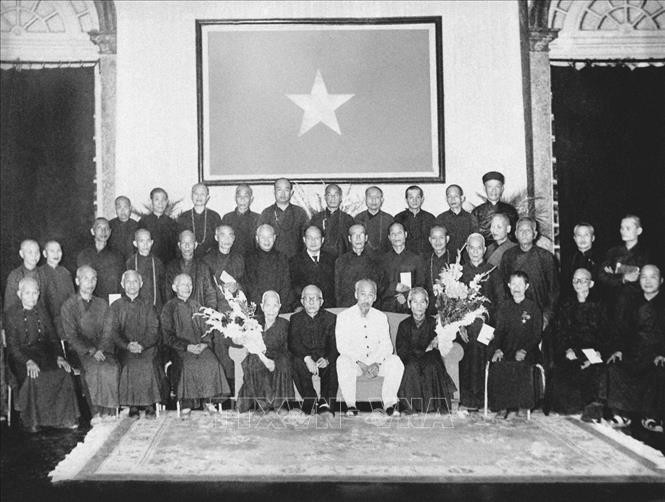 Hồ Chí Minh luôn nêu cao tư tưởng đại đoàn kết toàn dân tộc: “Đoàn kết, đoàn kết, đại đoàn kết. Thành công, thành công, đại thành công”. Trong ảnh: Chủ tịch Hồ Chí Minh với các đại biểu Hội Phật giáo Việt Nam, ngày 03/01/1957. Ảnh: Tư liệu TTXVN