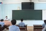 Đi học trở lại sau, học sinh phải thực hiện giãn cách để đảm bảo phòng, chống dịch Covid-19. (Ảnh minh họa: VTV)