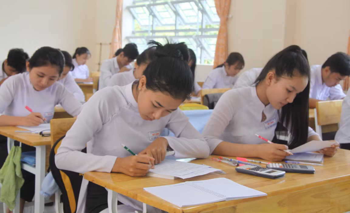 Những điều học sinh lớp 12 cần làm ngay hiện nay là gì? (Ảnh minh họa: Baolongan.vn) Những điều học sinh lớp 12 cần làm ngay hiện nay là gì? (Ảnh minh họa: Baolongan.vn)