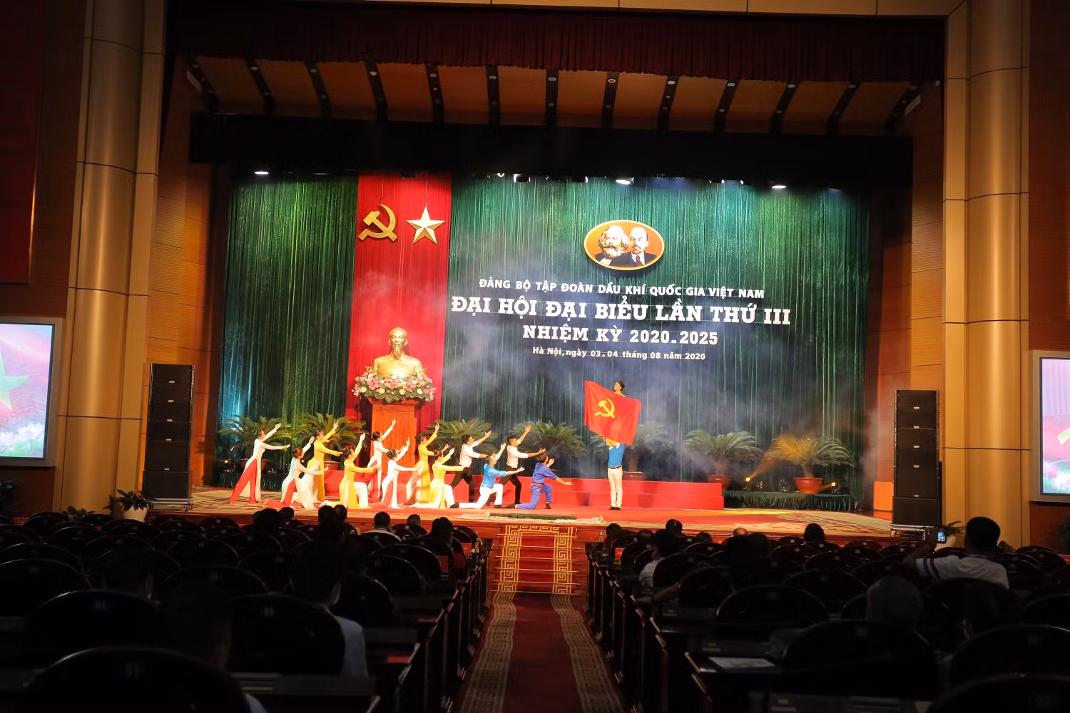Tổng duyệt văn nghệ chào mừng Đại hội.