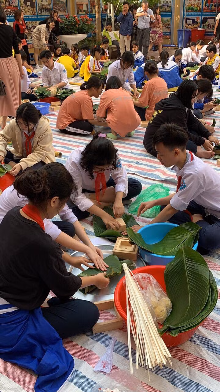 Các em học sinh trong phần thi gói bánh chưng Các em học sinh trong phần thi gói bánh chưng