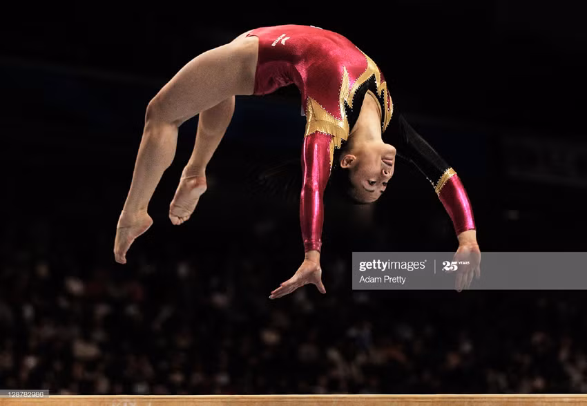 Kim Bùi trình diễn môn nhảy nghệ thuật trên sàn trong trận đấu ở Tokio năm 2011 (nguồn ảnh: Kim Bui-Wikipedia và Facebook) Kim Bùi trình diễn môn nhảy nghệ thuật trên sàn trong trận đấu ở Tokio năm 2011 (nguồn ảnh: Kim Bui-Wikipedia và Facebook)