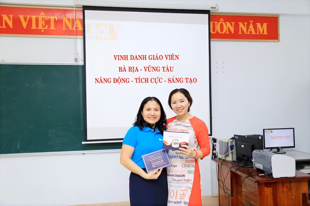 Cô giáo lịch sử rất giỏi công nghệ thông tin