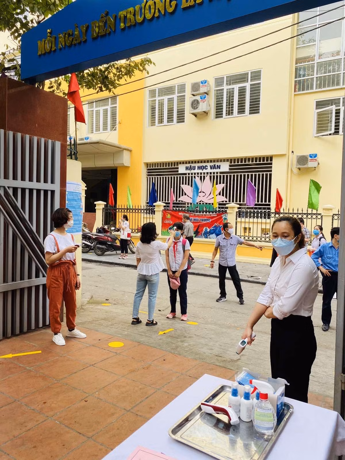 Đo nhiệt độ cơ thể cho học sinh từ cổng trường Đo nhiệt độ cơ thể cho học sinh từ cổng trường