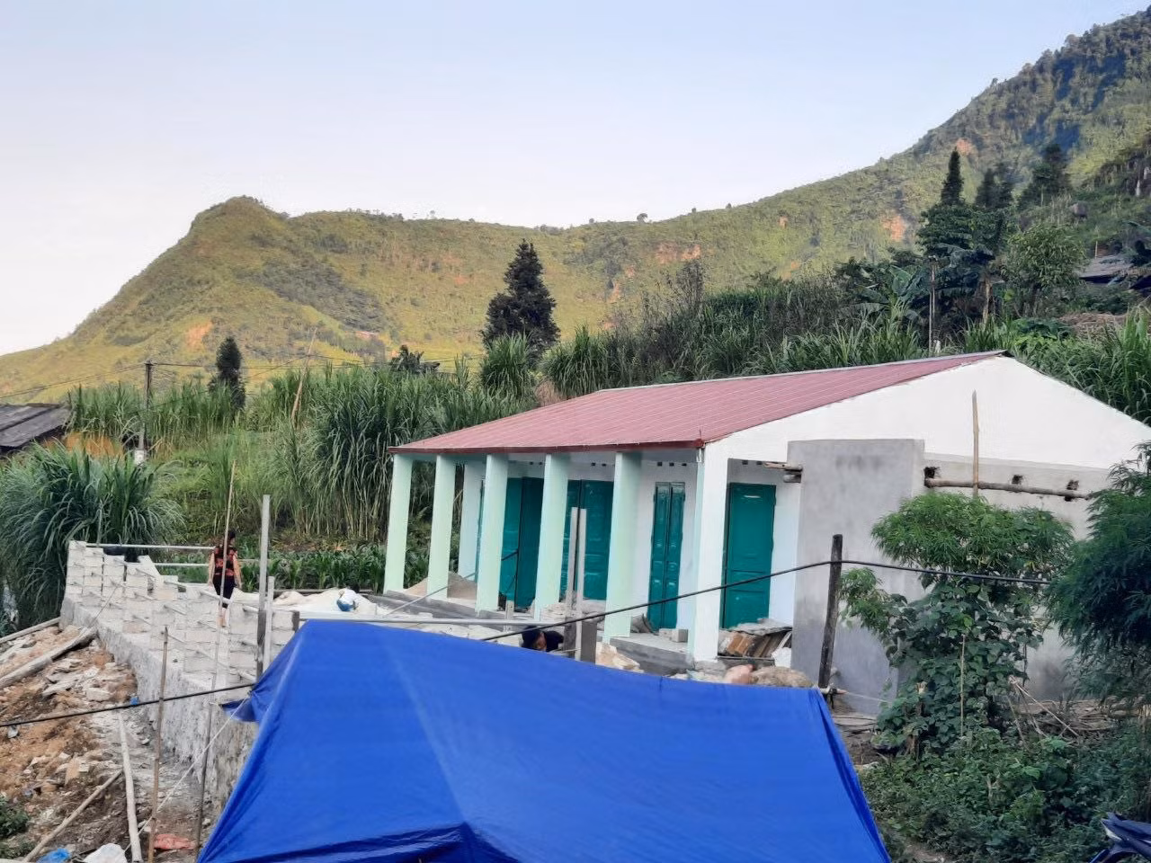 Đường xa và rất khó đi nhưng người dân và các nhóm thiện nguyện cố gắng vận chuyển vật liệu vào với mong muốn có lớp học được xây bằng gạch. (Ảnh: Nhân vật cung cấp) Đường xa và rất khó đi nhưng người dân và các nhóm thiện nguyện cố gắng vận chuyển vật liệu vào với mong muốn có lớp học được xây bằng gạch. (Ảnh: Nhân vật cung cấp)