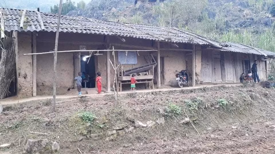 Điểm trường Ngài Trồ 2, Trường Phổ thông Dân tộc Bán trú Tiểu học Lũng Hồ, xã Lũng Hồ, huyện Yên Minh, tỉnh Hà Giang trước khi được xây dựng. Tường đắp đất, mái lợp tạm, cửa là những phên gỗ cũ nát. Ảnh: Nhân vật cung cấp. Điểm trường Ngài Trồ 2, Trường Phổ thông Dân tộc Bán trú Tiểu học Lũng Hồ, xã Lũng Hồ, huyện Yên Minh, tỉnh Hà Giang trước khi được xây dựng. Tường đắp đất, mái lợp tạm, cửa là những phên gỗ cũ nát. Ảnh: Nhân vật cung cấp.