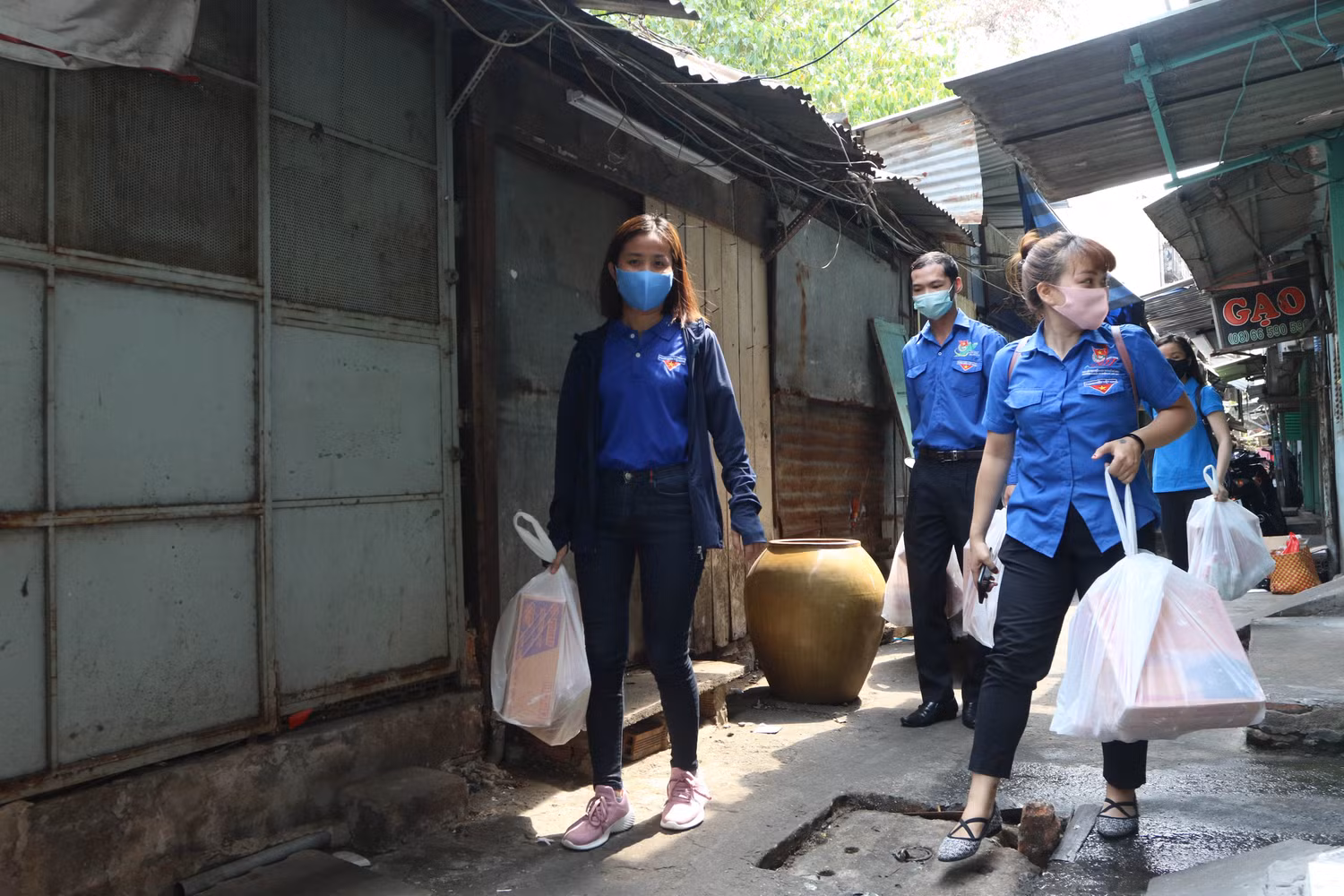 Tình nguyện viên hỗ trợ đồng hành trên khắp các con hẻm nhỏ để gõ cửa từng nhà.