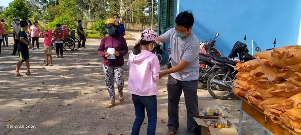 Thầy Phan Văn Trinh - Phó hiệu trưởng Trường Trung học cơ sở Bưng Riềng trao quà cho học sinh khó khăn