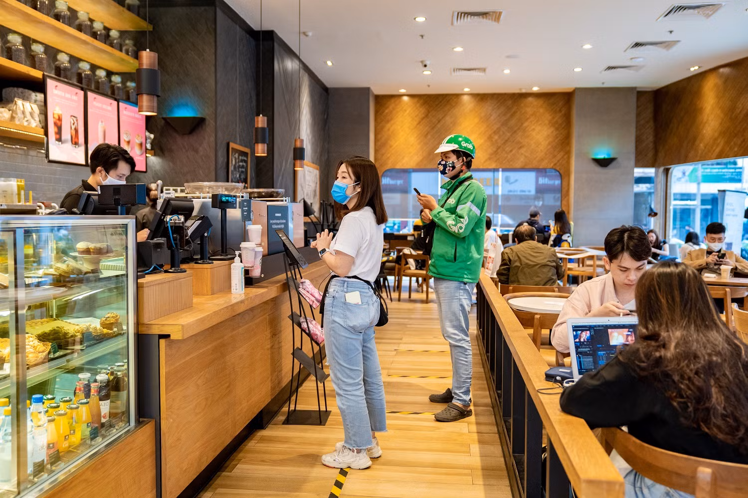 Các gian hàng ẩm thực được dán vạch xếp hàng theo khoảng cách an toàn được quy định. Các gian hàng ẩm thực được dán vạch xếp hàng theo khoảng cách an toàn được quy định.
