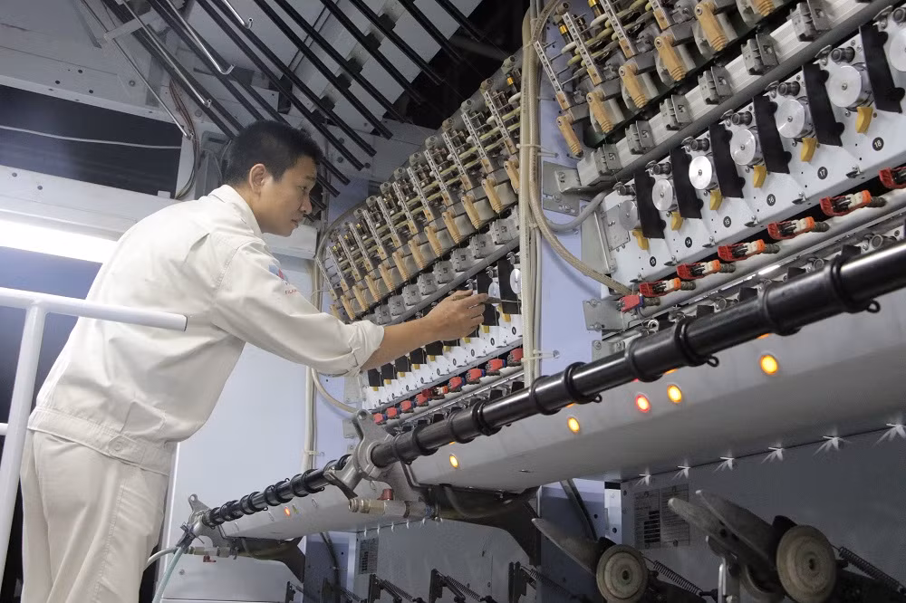 Công nhân tại Nhà máy sản xuất xơ sợi polyester.