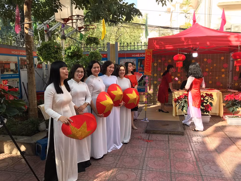 Các cô giáo chủ nhiệm khối 9 trong tà áo dài trắng với tiết mục xin chữ ông Đồ Các cô giáo chủ nhiệm khối 9 trong tà áo dài trắng với tiết mục xin chữ ông Đồ