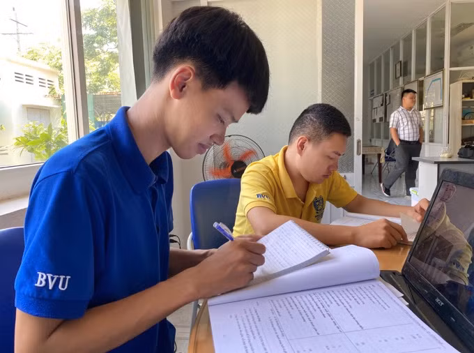 Sinh viên chuyên ngành Công nghệ kỹ thuật hóa học trong kỳ thực tập tốt nghiệp