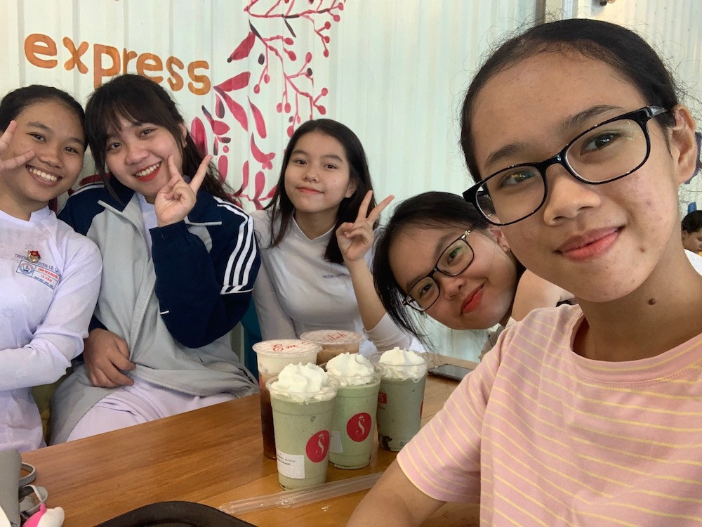 Đam mê học hành nhưng vẫn không quên tụ tập đi ăn uống với bạn bè, “quẩy” cùng bè bạn Đam mê học hành nhưng vẫn không quên tụ tập đi ăn uống với bạn bè, “quẩy” cùng bè bạn