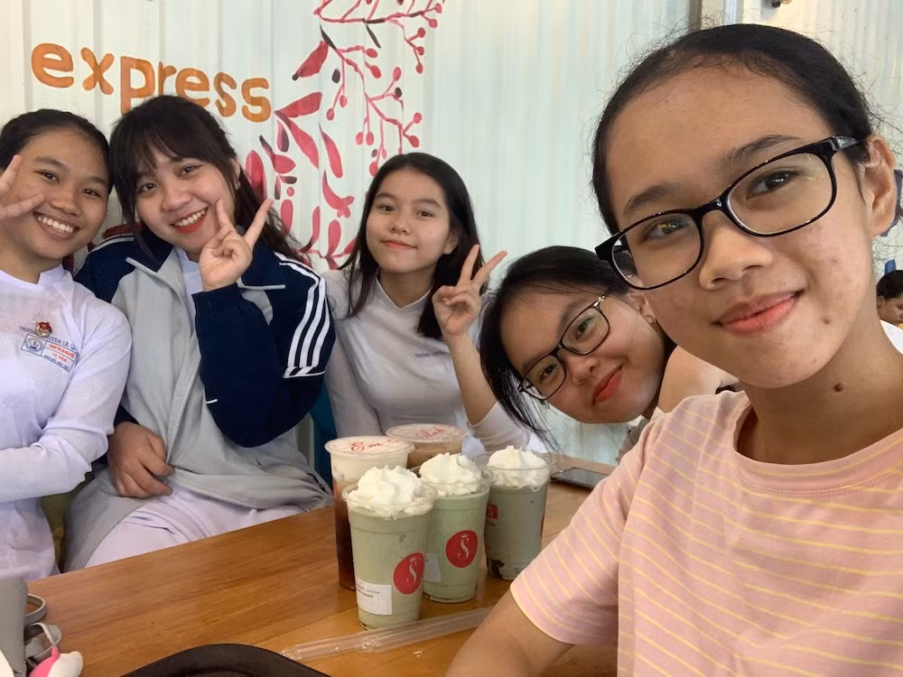 Đam mê học hành nhưng vẫn không quên tụ tập đi ăn uống với bạn bè, “quẩy” cùng bè bạn