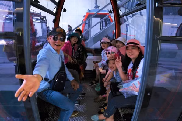 Du khách phấn khởi chinh phục núi Bà Đen bằng tuyến cáp treo mới.