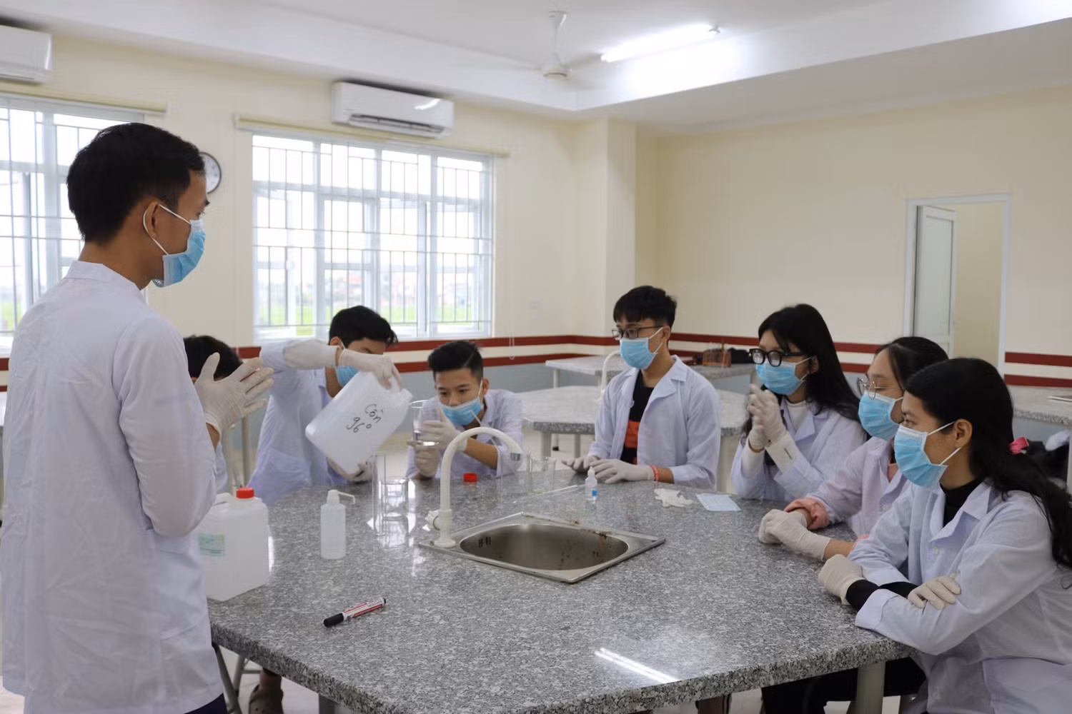 Hệ thống giáo dục NHG đã “xắn tay” thực hiện nhiều dự án hướng đến cộng đồng và ứng dụng công nghệ sáng tạo như: làm clip song ngữ tuyên truyền phòng chống dịch Covid-19, giới thiệu văn hóa truyền thống Việt Nam với bạn bè thế giới qua Skype, điều chế và phân phát nước rửa tay khô, khẩu trang, kêu gọi giải cứu nông sản qua mạng xã hội… Hệ thống giáo dục NHG đã “xắn tay” thực hiện nhiều dự án hướng đến cộng đồng và ứng dụng công nghệ sáng tạo như: làm clip song ngữ tuyên truyền phòng chống dịch Covid-19, giới thiệu văn hóa truyền thống Việt Nam với bạn bè thế giới qua Skype, điều chế và phân phát nước rửa tay khô, khẩu trang, kêu gọi giải cứu nông sản qua mạng xã hội…