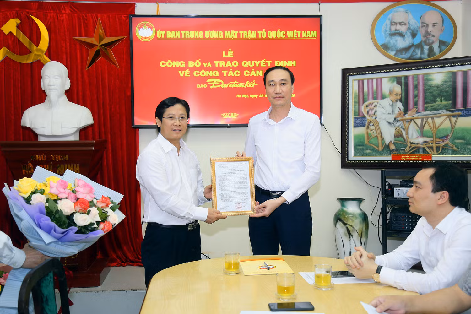 Phó Chủ tịch Phùng Khánh Tài trao quyết định bổ nhiệm cho tân Phó Tổng Biên tập Lê Anh Đạt. Ảnh: Kỳ Anh. Phó Chủ tịch Phùng Khánh Tài trao quyết định bổ nhiệm cho tân Phó Tổng Biên tập Lê Anh Đạt. Ảnh: Kỳ Anh.