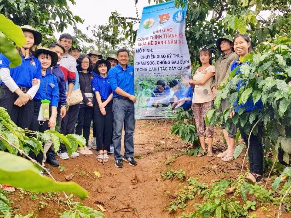 Đoàn trường Đại học Đà Lạt đưa "tri thức xanh" về buôn làng. ảnh: NVCC. Đoàn trường Đại học Đà Lạt đưa "tri thức xanh" về buôn làng. ảnh: NVCC.