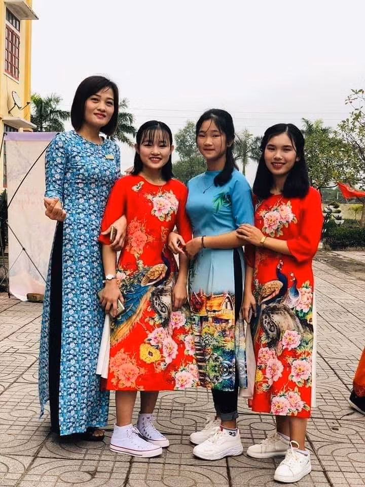 Cô giáo Nguyễn Thị Mai (bìa trái) cùng học sinh chuẩn bị diễn văn nghệ