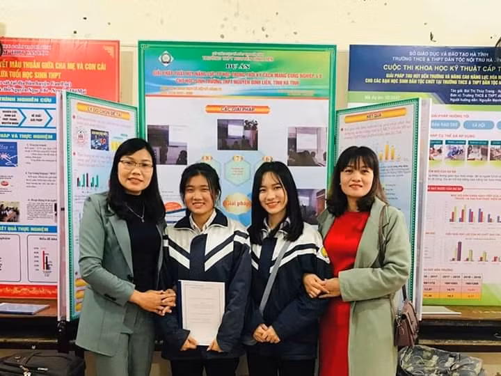 Cô Nguyễn Thị Mai cùng học sinh tham gia cuộc thi thi Sáng tạo khoa học kỹ thuật