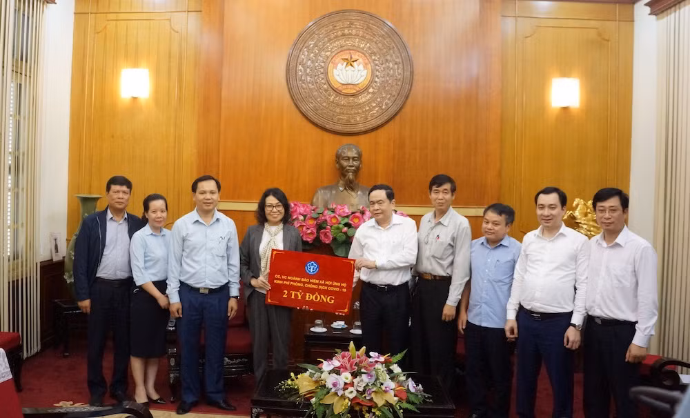 Thay mặt toàn thể cán bộ, công chức, viên chức, người lao động toàn ngành Bảo hiểm xã hội, Thứ trưởng, Tổng Giám đốc Bảo hiểm xã hội Việt Nam Nguyễn Thị Minh đã trao 2 tỷ đồng ủng hộ “Quỹ phòng chống dịch Covid-19” thông qua Ủy ban Trung ương Mặt trận Tổ quốc Việt Nam. Thay mặt toàn thể cán bộ, công chức, viên chức, người lao động toàn ngành Bảo hiểm xã hội, Thứ trưởng, Tổng Giám đốc Bảo hiểm xã hội Việt Nam Nguyễn Thị Minh đã trao 2 tỷ đồng ủng hộ “Quỹ phòng chống dịch Covid-19” thông qua Ủy ban Trung ương Mặt trận Tổ quốc Việt Nam.