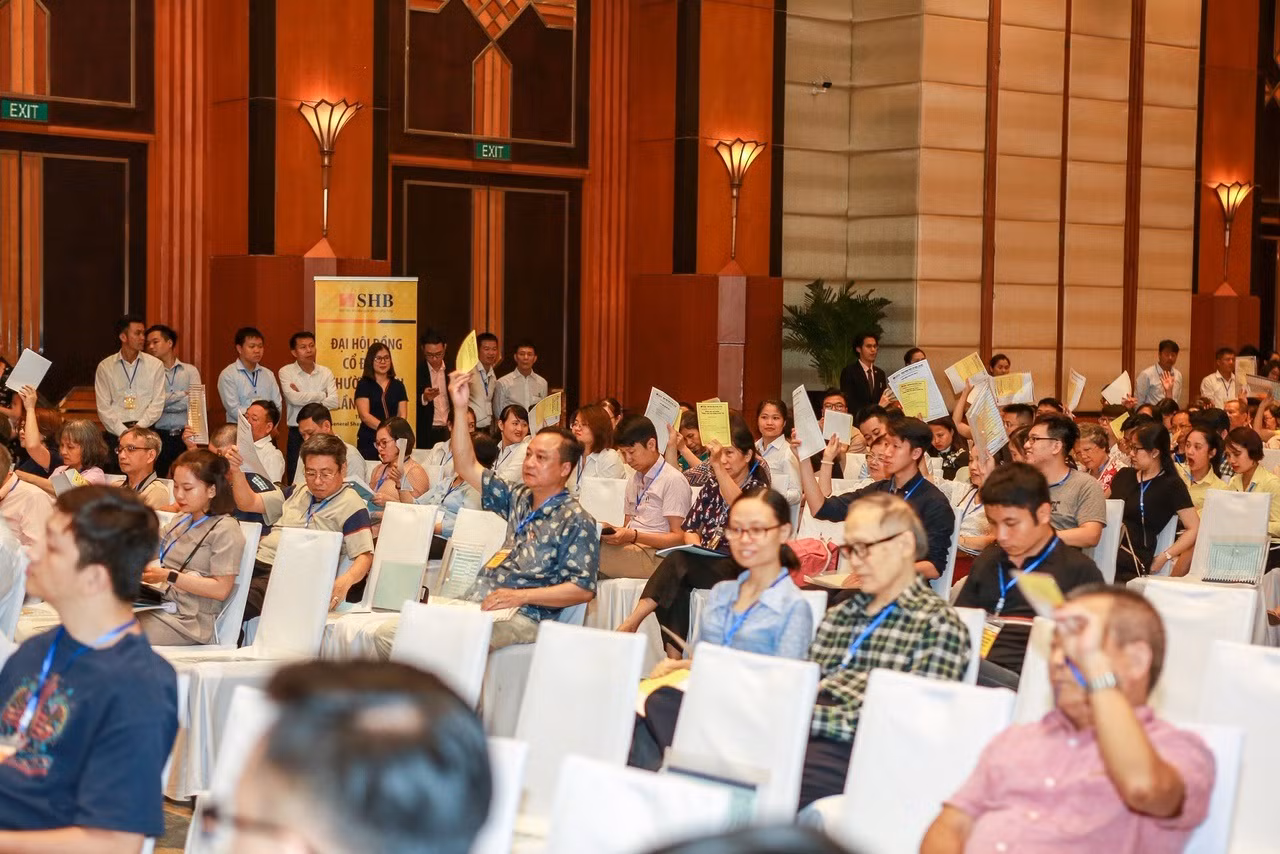 Các cổ đông biểu quyết, thống nhất thông qua Nghị quyết của Đại hội đồng cổ đông thường niên lần thứ 28 của SHB với tỷ lệ đồng thuận rất cao. Các cổ đông biểu quyết, thống nhất thông qua Nghị quyết của Đại hội đồng cổ đông thường niên lần thứ 28 của SHB với tỷ lệ đồng thuận rất cao.