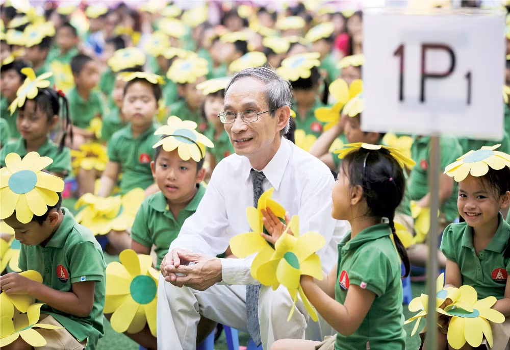 Nhà giáo Nguyễn Xuân Khang bên học trò trong Gala kỷ niệm 25 năm thành lập Trường Marie Curie (Ảnh: Nhân vật cung cấp)