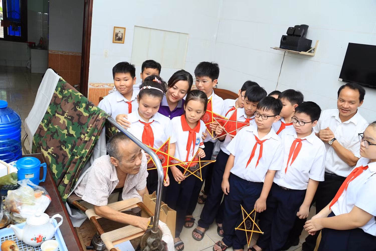 Học sinh đến tận giường thăm, trao quà, trò chuyện với ông Trần Toàn, thương binh 1/4. Học sinh đến tận giường thăm, trao quà, trò chuyện với ông Trần Toàn, thương binh 1/4.