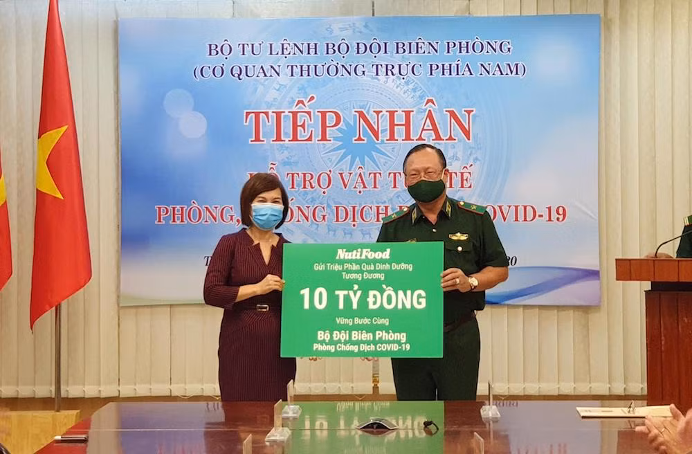 Bác sĩ Trần Thị Minh Nguyệt – Phó Chủ tịch Hội đồng quản trị NutiFood trao quà tặng dinh dưỡng với tổng giá trị 10 tỷ đồng cho người đại diện là Thiếu tướng Nguyễn Hoài Phương, Phó Tư lệnh Bộ đội Biên phòng.