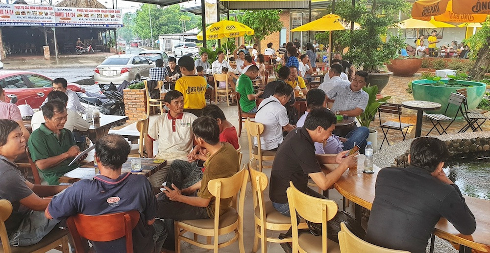 Từ 16/5 đến hết 24/5, quán cà phê Ông Bầu tại Bình Dương áp dụng chương trình khuyến mãi mua 2 tặng 1 khi khách hàng đến thưởng thức tại quán. Cà phê, panda macchiato, trà ổi… là những thức uống bán chạy nhất trong ngày đầu khai trương với mức giá khá “mềm” từ 16.000VNĐ đến 32.000VNĐ.