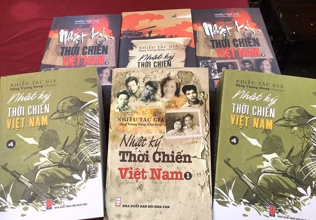 Bộ sách Nhật ký thời chiến Việt Nam. (Ảnh: Thanh Vũ/TTXVN)