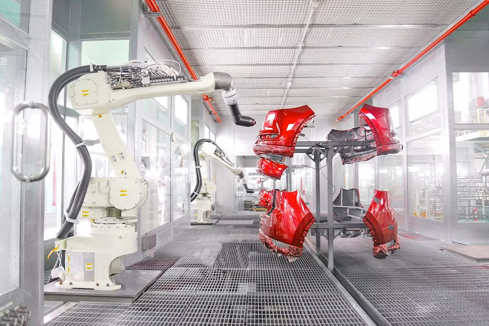 Robot sơn màu linh kiện nhựa.