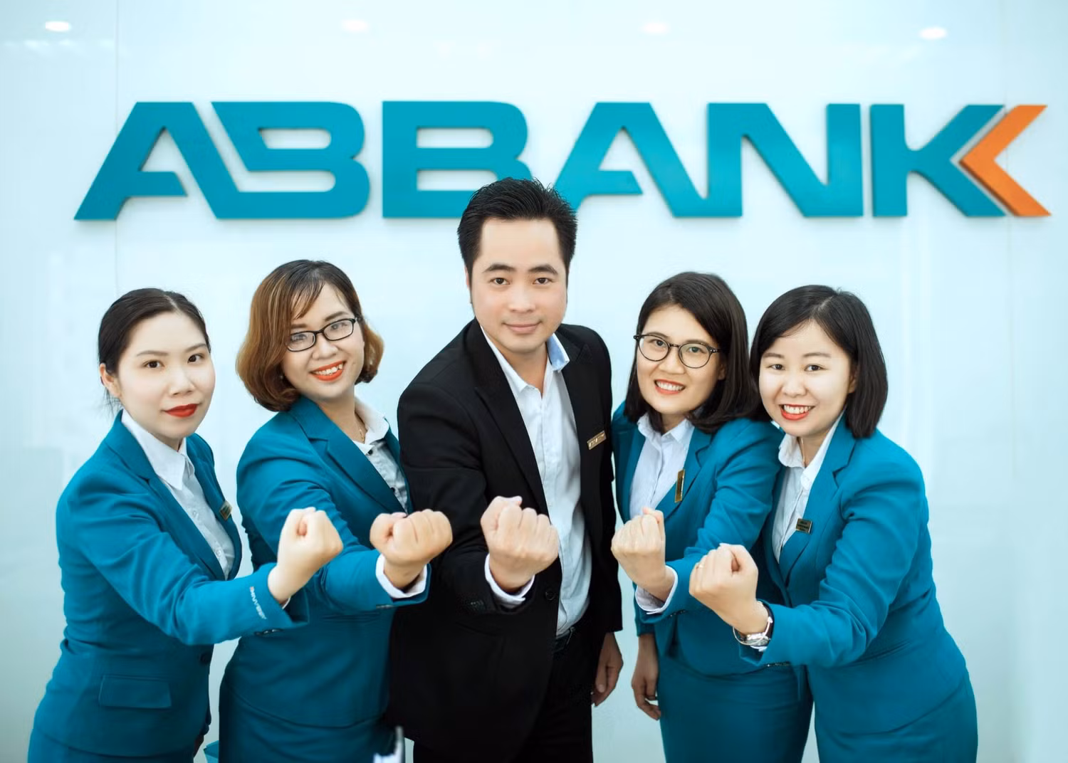 ABBANK đã gửi tặng Bệnh viện Bạch Mai số tiền 2 tỷ đồng nhằm chia sẻ khó khăn với các y bác sỹ, cán bộ y tế của bệnh viện