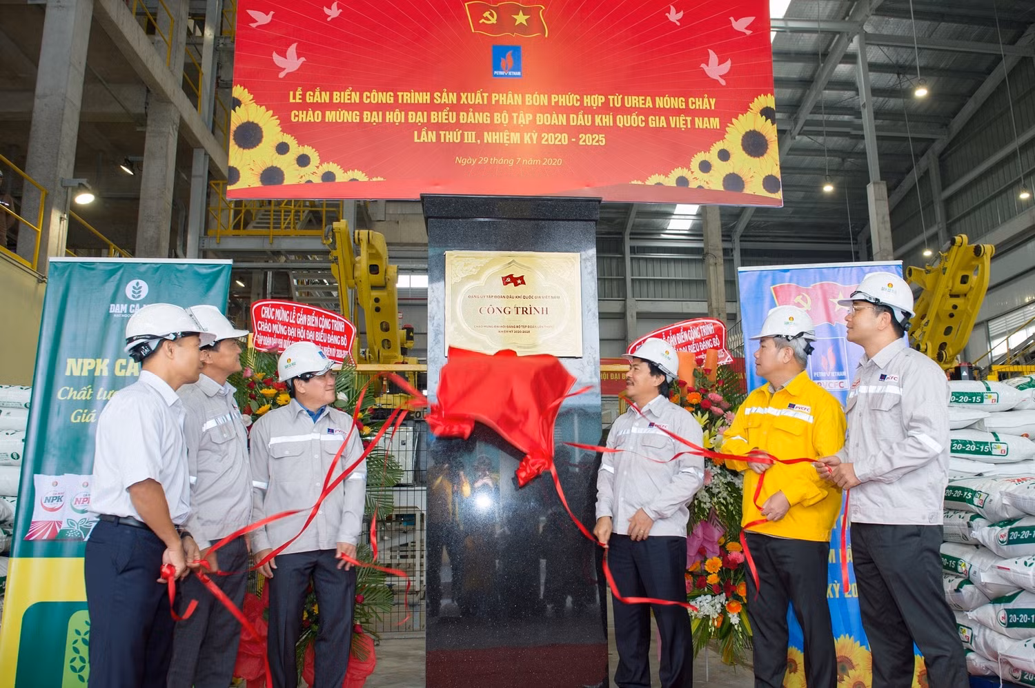 Công trình về đích chào mừng Đại hội Đảng bộ Tập đoàn Dầu khí Việt Nam lần thứ III.