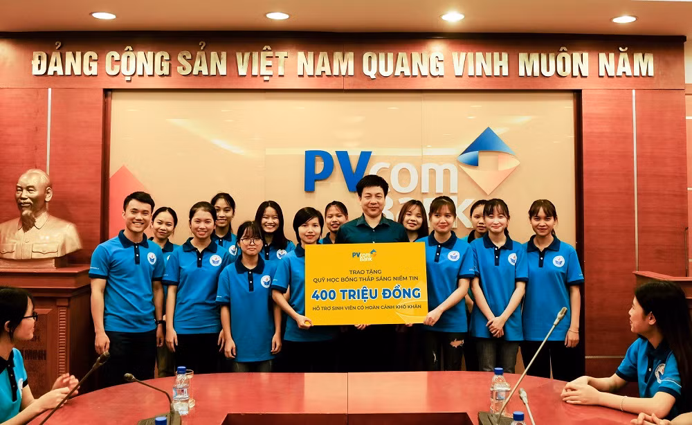 PVcomBank trao tặng 400 triệu đồng hỗ trợ sinh viên khó khăn mùa dịch ảnh 1