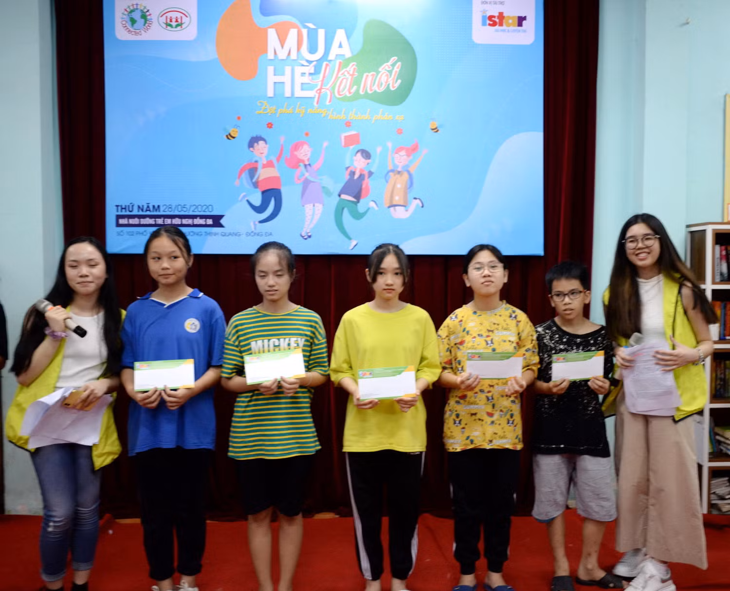 Thái Phương (bên phải) và Quỳnh cùng là du học sinh trao tặng học bổng cho các em