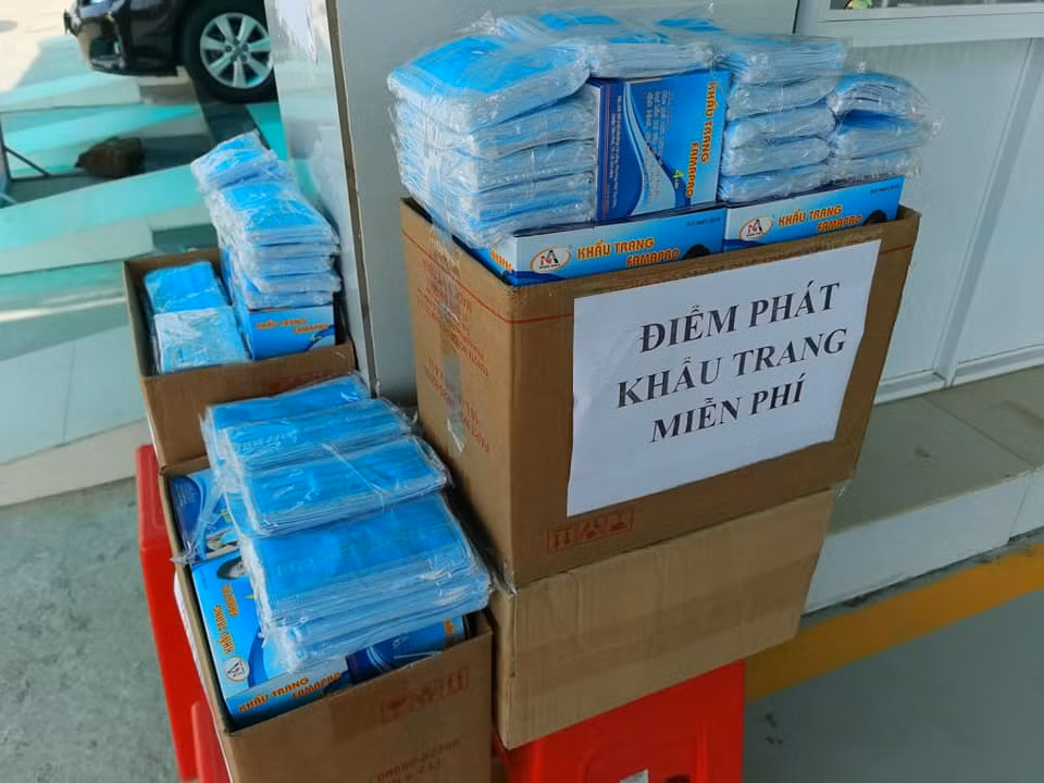 Điểm phát khẩu trang miễn phí của thầy giáo Nguyễn Kim Tâm