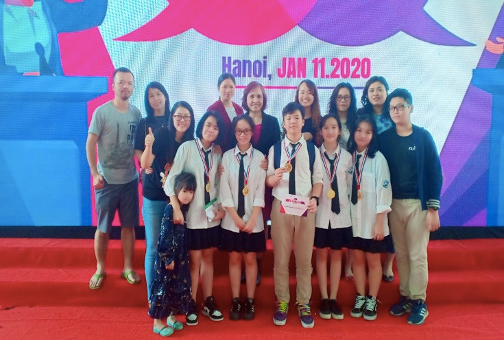 Đội thi 8G0 đạt giải Nhất Newton Debating Championship chụp ảnh với giáo viên và phụ huynh