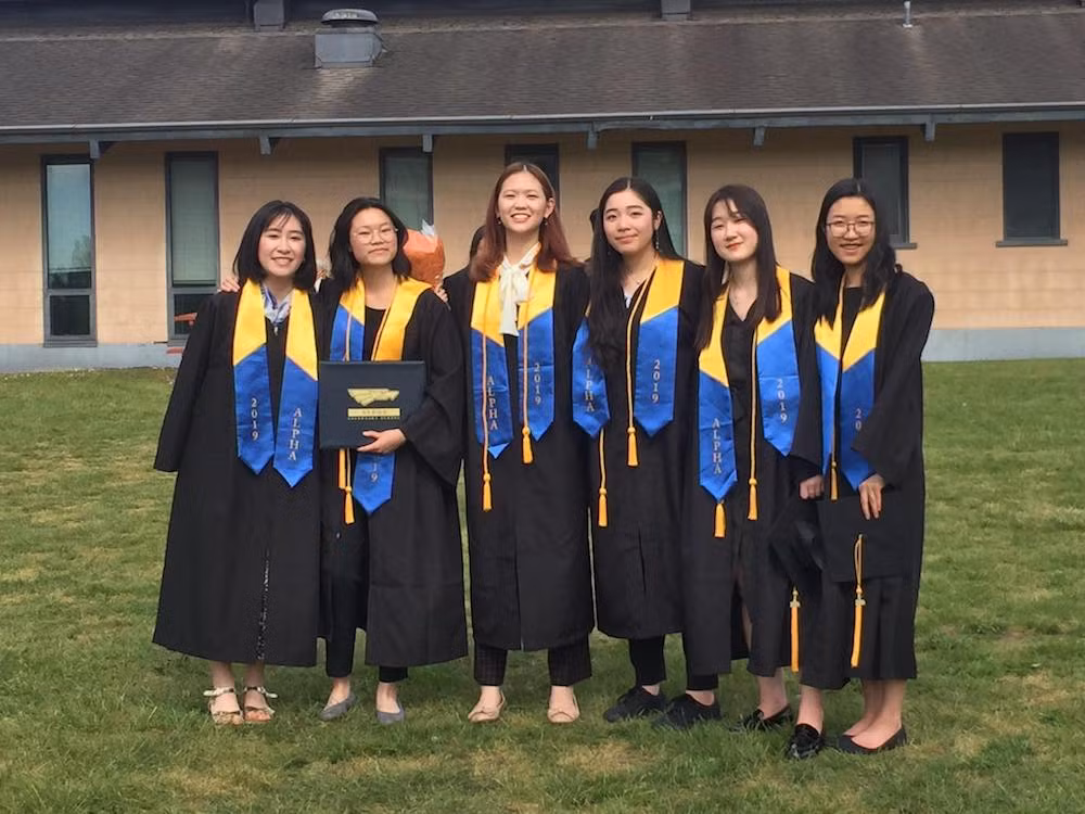 Homi Yamada (ngoài cùng bên phải) trong lễ tốt nghiệp Trung học phổ thông tại trường Alpha secondary school (Canada)