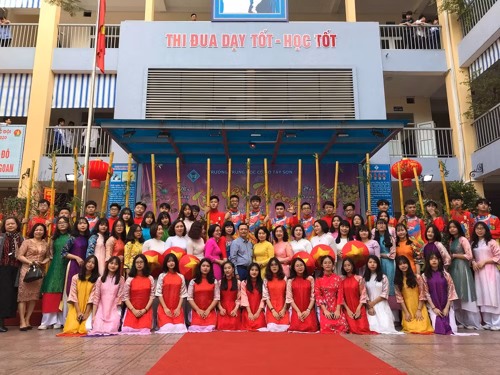 Cô Nguyễn Thị Vân Anh - Hiệu trưởng nhà trường (áo dài vàng ở giữa) chụp ảnh lưu niệm cùng các em học sinh tham gia hội diễn của khối 6,7,8,9 Cô Nguyễn Thị Vân Anh - Hiệu trưởng nhà trường (áo dài vàng ở giữa) chụp ảnh lưu niệm cùng các em học sinh tham gia hội diễn của khối 6,7,8,9