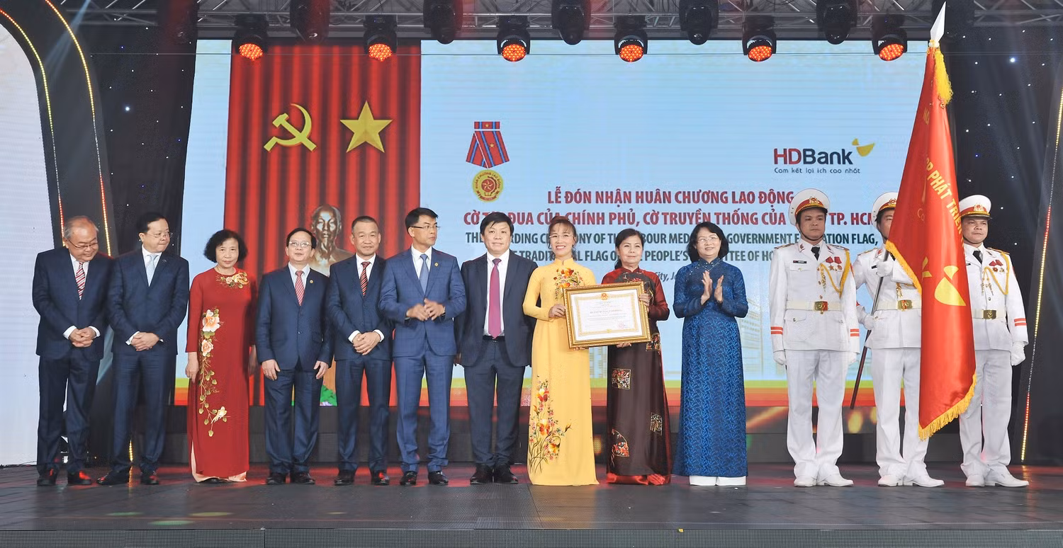 Bà Đặng Thị Ngọc Thịnh - Phó Chủ tịch nước trao Huân chương Lao động cho Ban lãnh đạo HDBank. Bà Đặng Thị Ngọc Thịnh - Phó Chủ tịch nước trao Huân chương Lao động cho Ban lãnh đạo HDBank.
