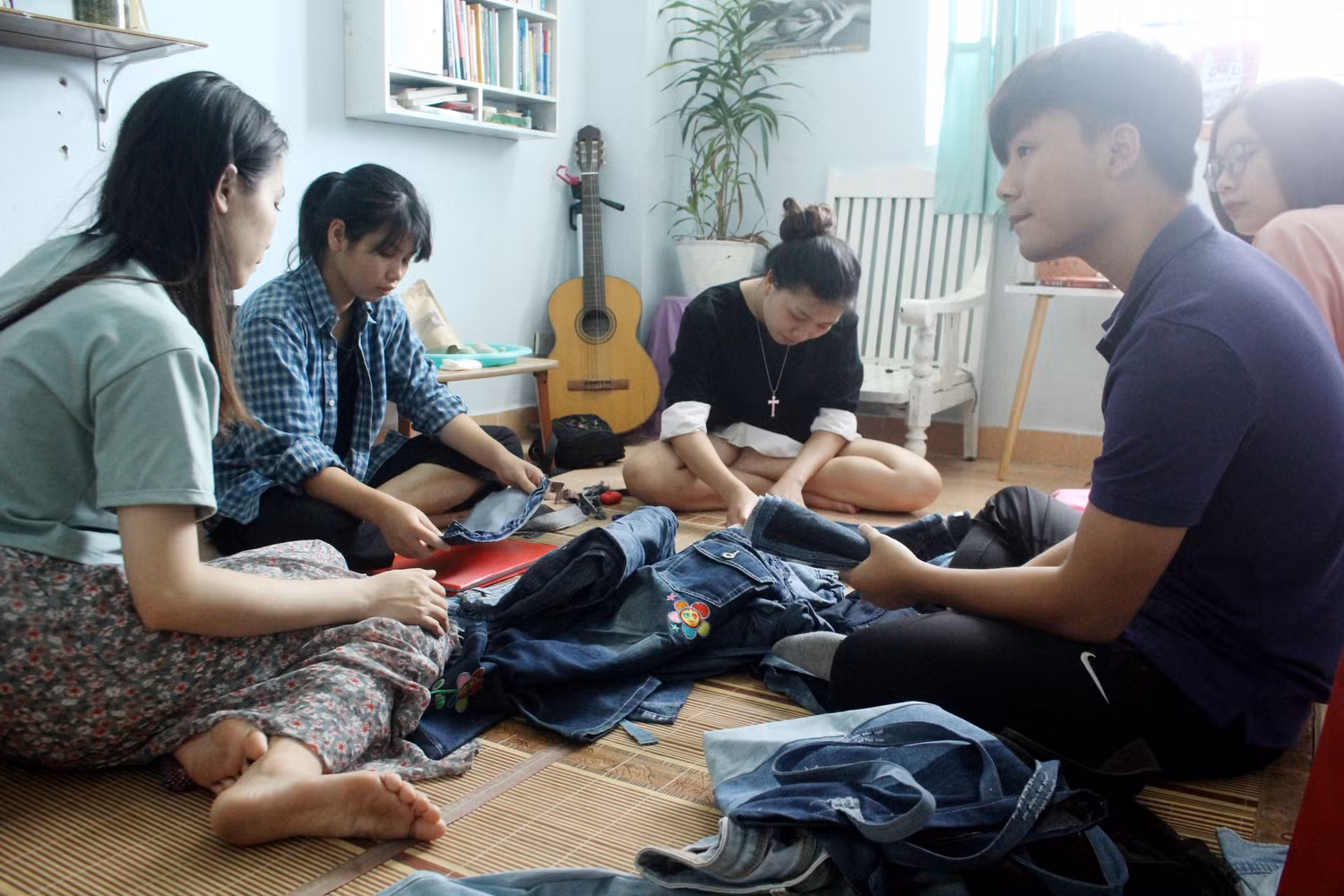 Từ tháng 3/2020, "Dũng sĩ tái chế" triển khai hoạt động tái chế và gây quỹ cùng Điểm đọc Việt Nam xây dựng thư viễn miễn phí. Ảnh: PM
