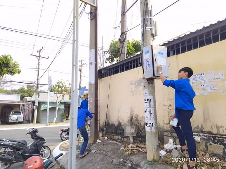 Đoàn viên thanh niên Trường Trung học phổ thông Trần Văn Quan xóa bảng quảng cáo gây mất mỹ quan đô thị trên các tuyến đường Thị trấn Long Điền Đoàn viên thanh niên Trường Trung học phổ thông Trần Văn Quan xóa bảng quảng cáo gây mất mỹ quan đô thị trên các tuyến đường Thị trấn Long Điền