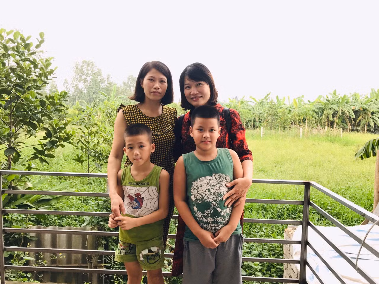 Cô giáo Đỗ Thị Hồng Nhung, Trường Trung học cơ sở Nguyễn Phong Sắc (bên phải) và cô giáo Phùng Thị Ái, giáo viên Trường Tiểu học Thị Trấn Phúc Thọ (Hà Nội). (Ảnh: CTV)