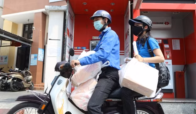 Đi đến từng con ngõ, gõ từng nhà để trao những phần quà đến các gia đình gặp khó khăn ảnh hưởng bởi đại dịch