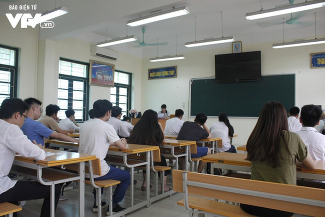 Cắt bớt một số bài trong chương trình học khiến học sinh cuối cấp nhiều gặp khó khăn trong thi cử. (Ảnh minh họa: VTV) Cắt bớt một số bài trong chương trình học khiến học sinh cuối cấp nhiều gặp khó khăn trong thi cử. (Ảnh minh họa: VTV)